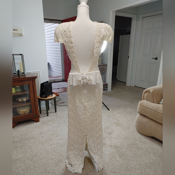 VINTAGE 90'S DEMETRIOS LACE OVERLAY WEDDING DRESS WITH TRANE, OFF-WHITE/WHITE 10 - Picture 4 of 16